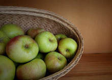 Load image into Gallery viewer, 4.5 kg Peasgood’s Nonsuch Cooking Apples – Heritage Variety